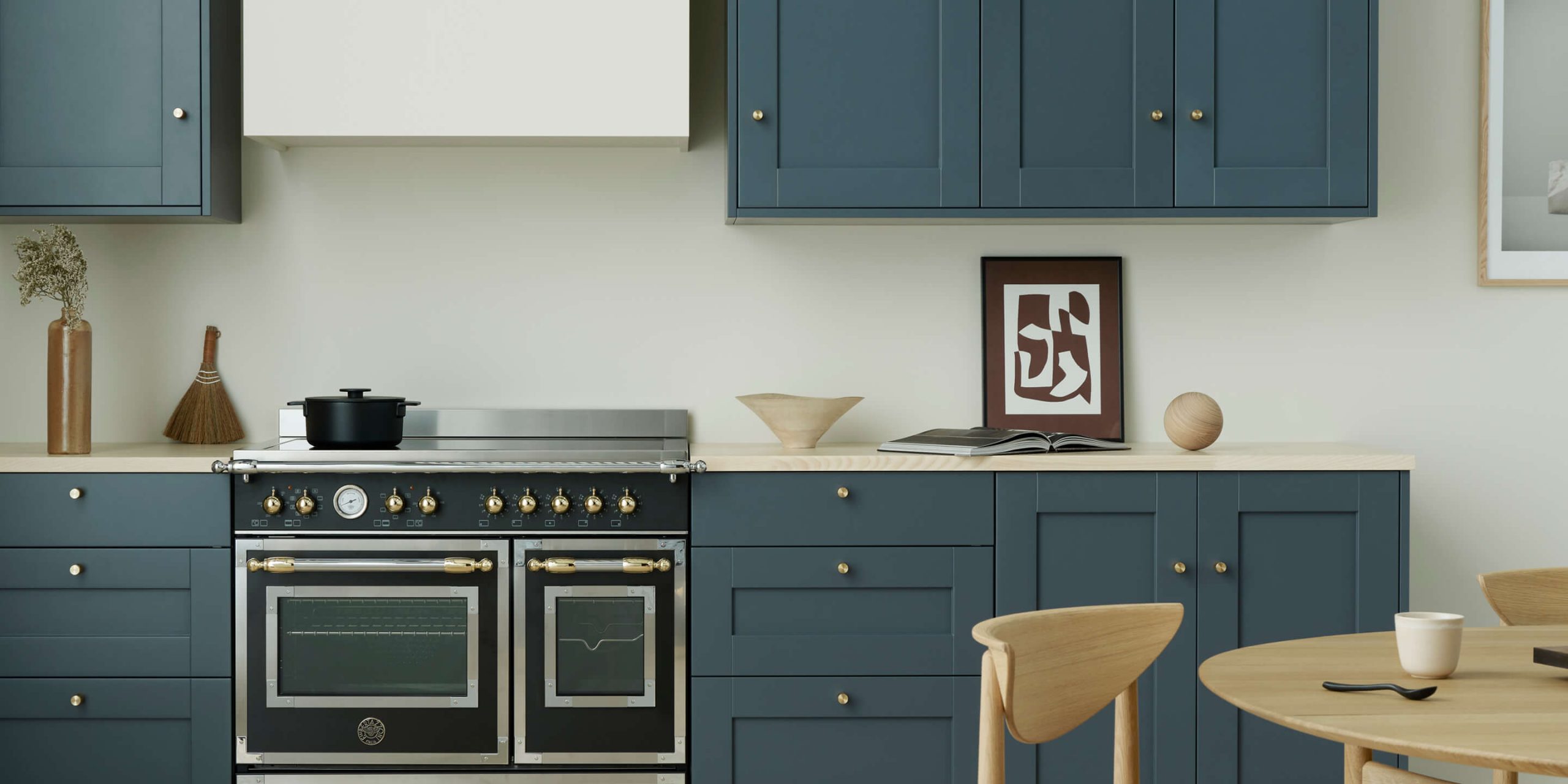 Blå ramlucka tillsammans med en spis från Bertazzoni