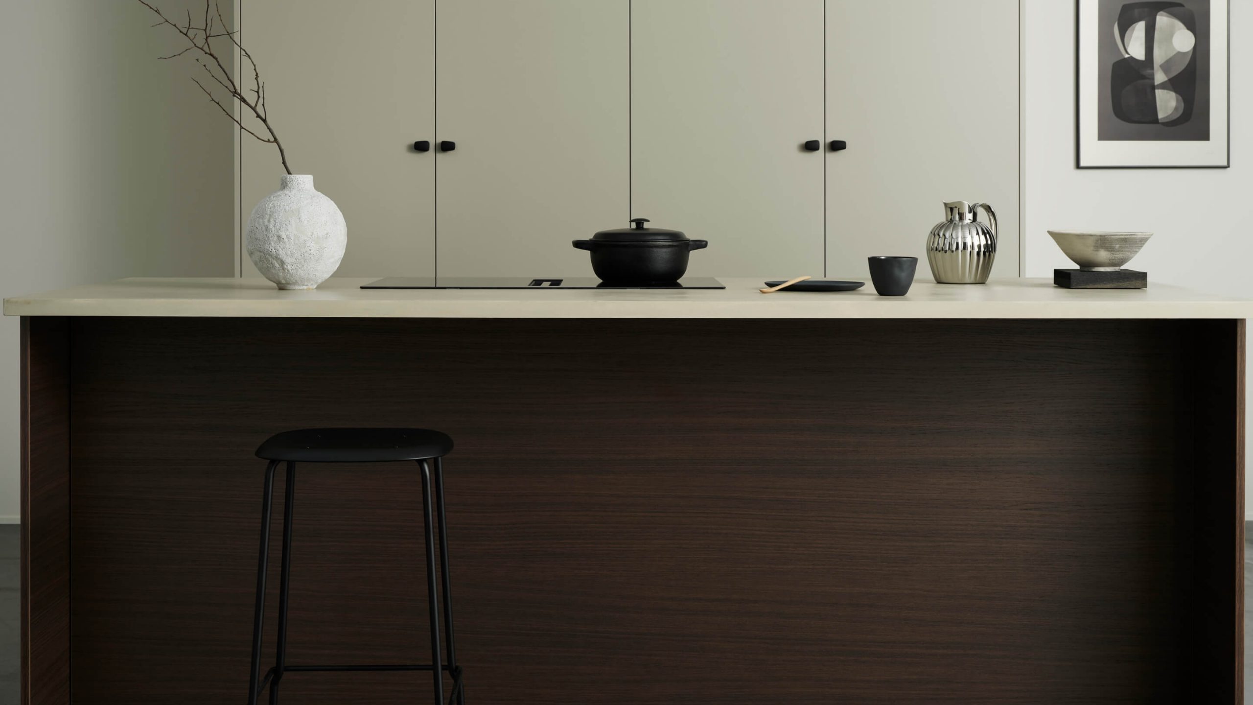 Köksö i mörk ek med ljus bänkskiva i microcement