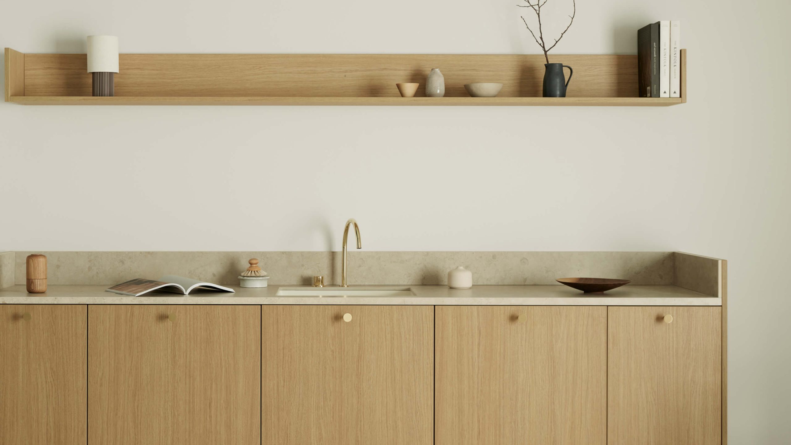 Kök i ek med ljus bänkskiva och hylla