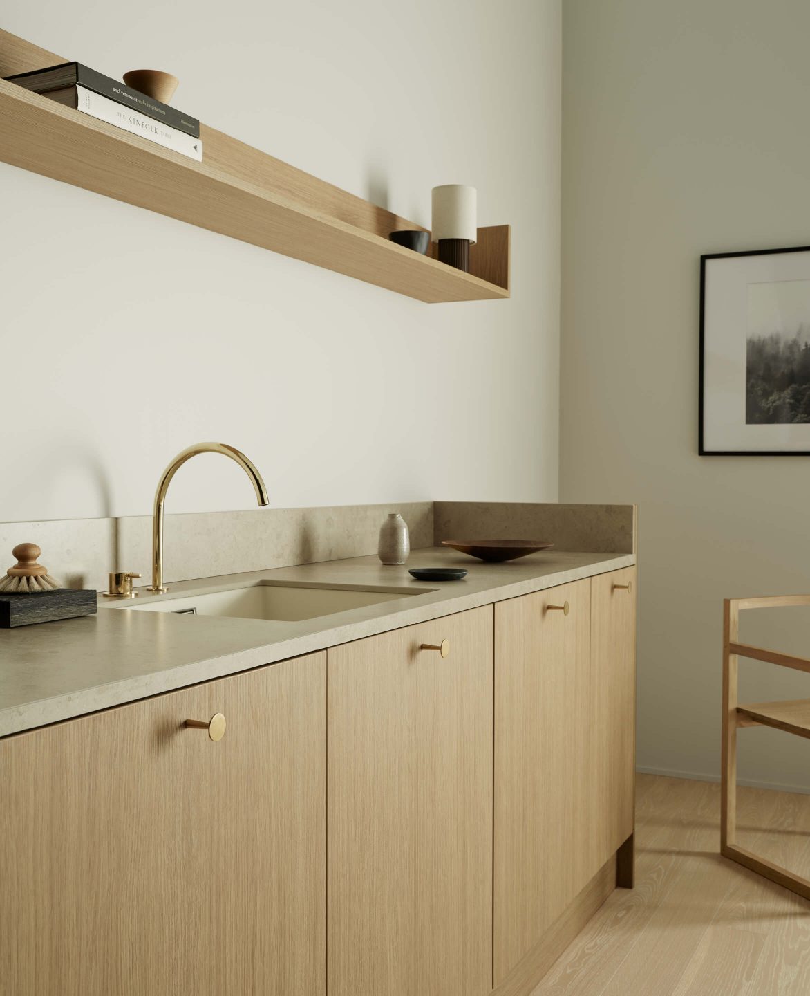 Ek-kök med ljus bänkskiva och hylla