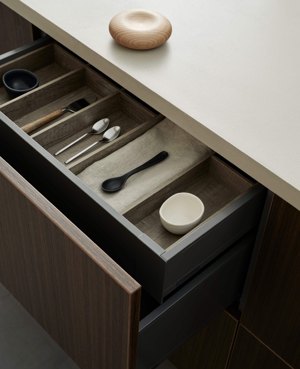 Öppen kökslåda med avdelare i trä