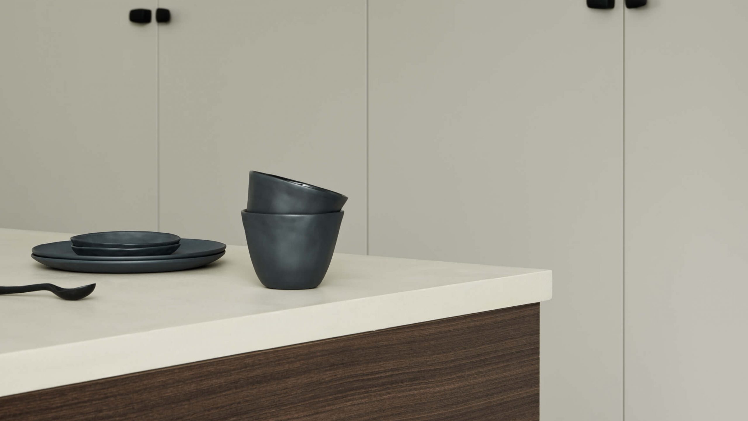 Högskåp i beige och köksö i Ek - rökt med en ljus bänkskiva