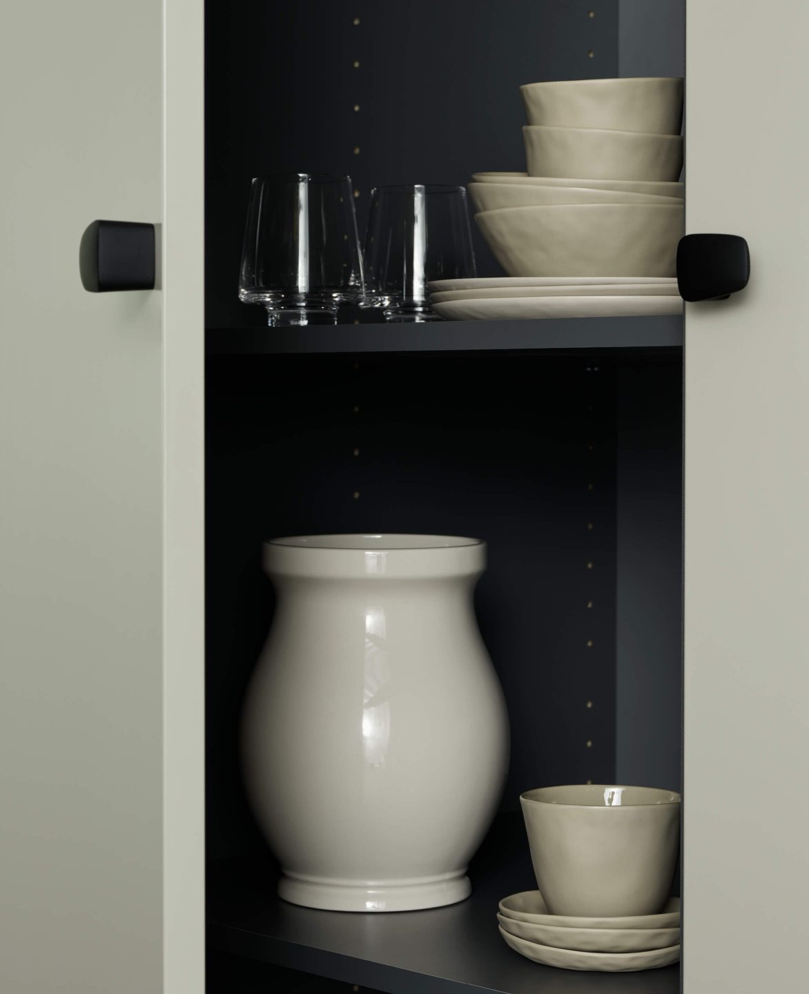 Beige färg på köksskåp med svarta knoppar