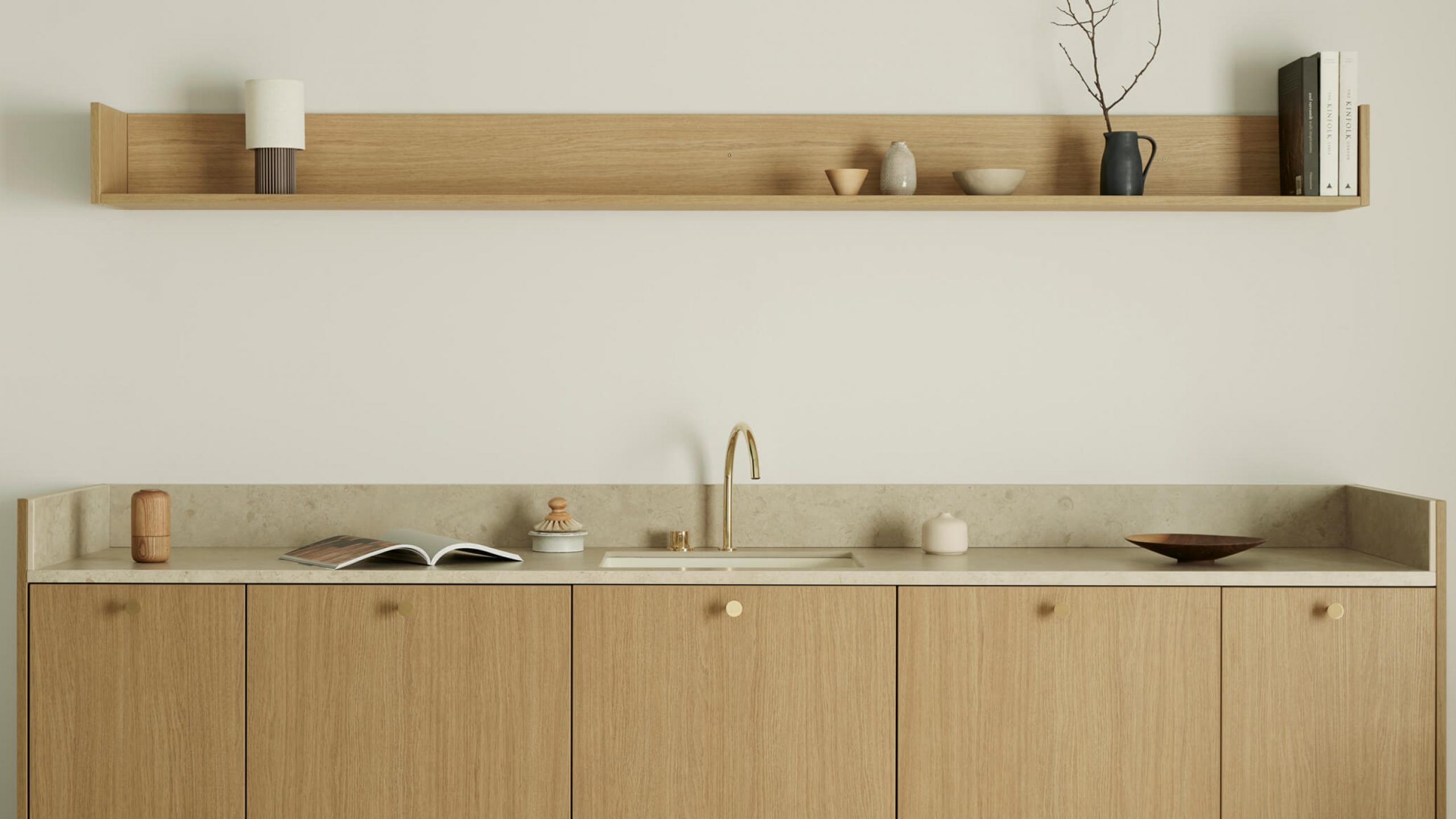 Ekkök med ljus bänkskiva i kalksten