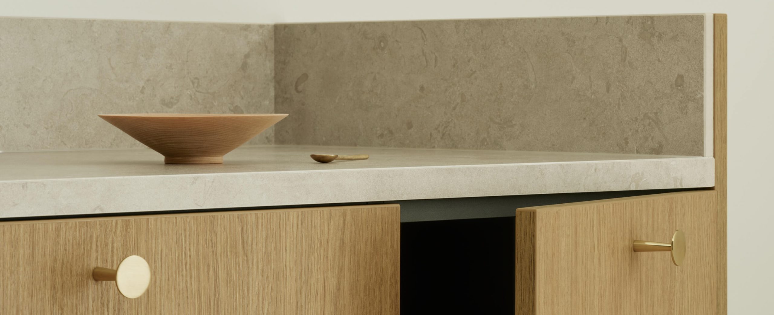 Bänkskiva med hög kant i kalksten