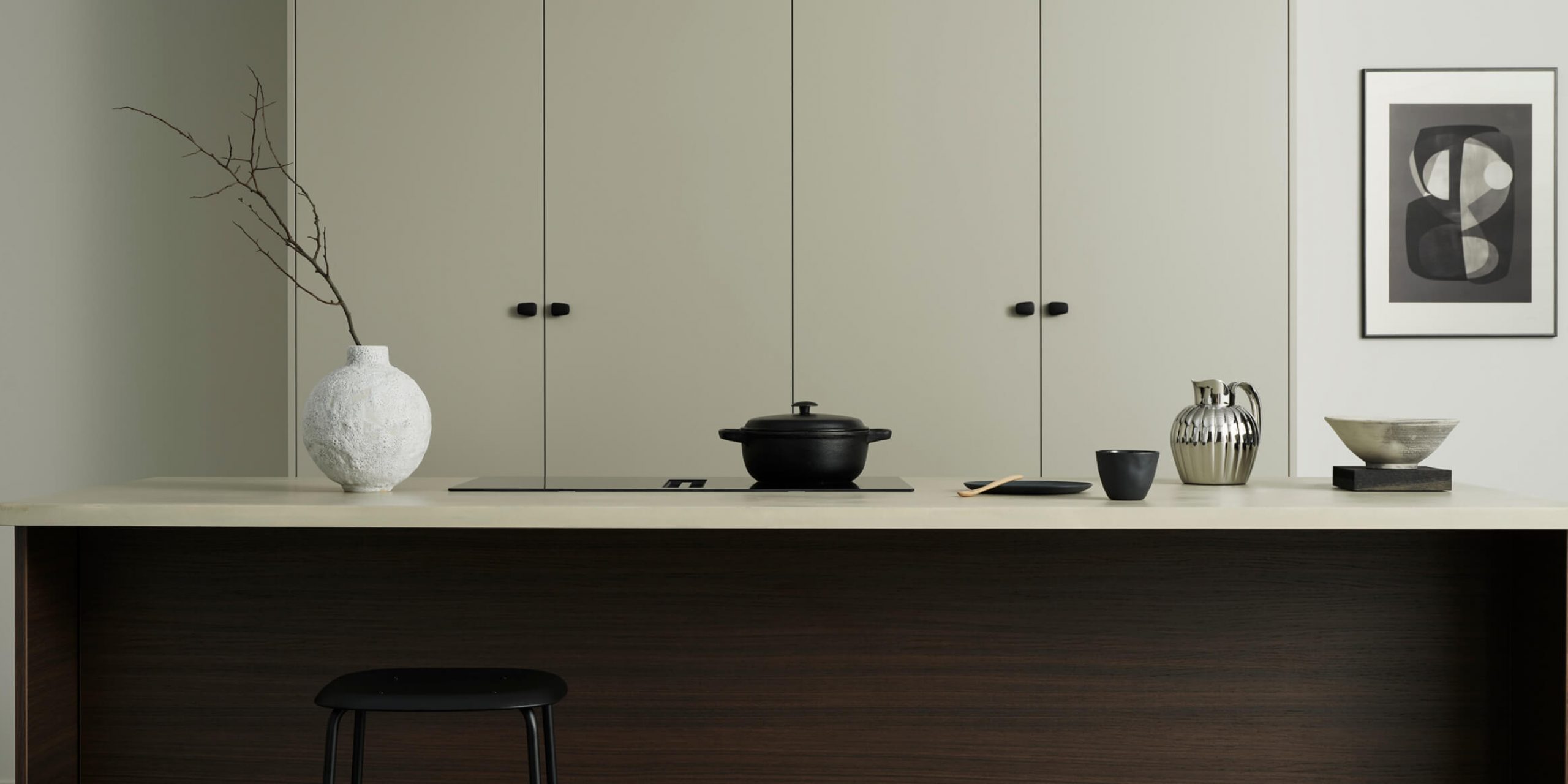 Köksö i mörk ek med högskåp i beige