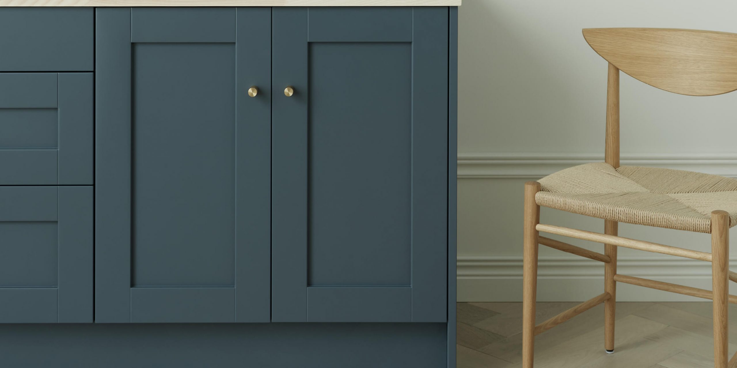 Blå ramlucka med knoppar i mässing