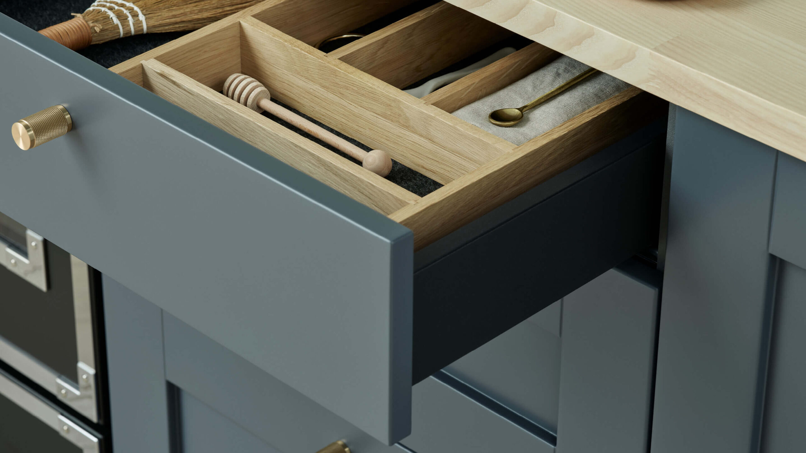 Kökslåda i färg skymning tillsammans med avdelare i trä