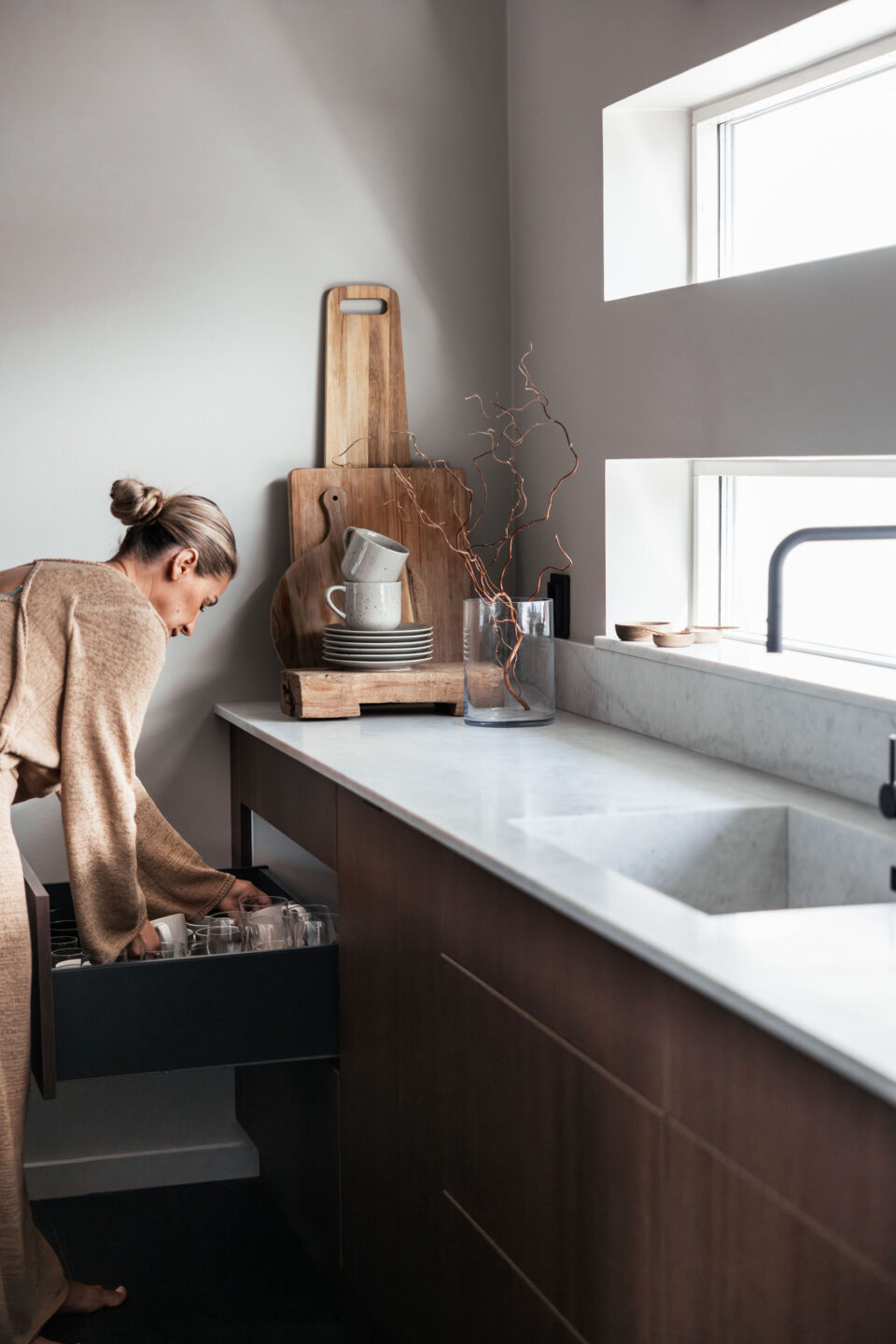 Bild på claudia när hon öppnar en kökslucka