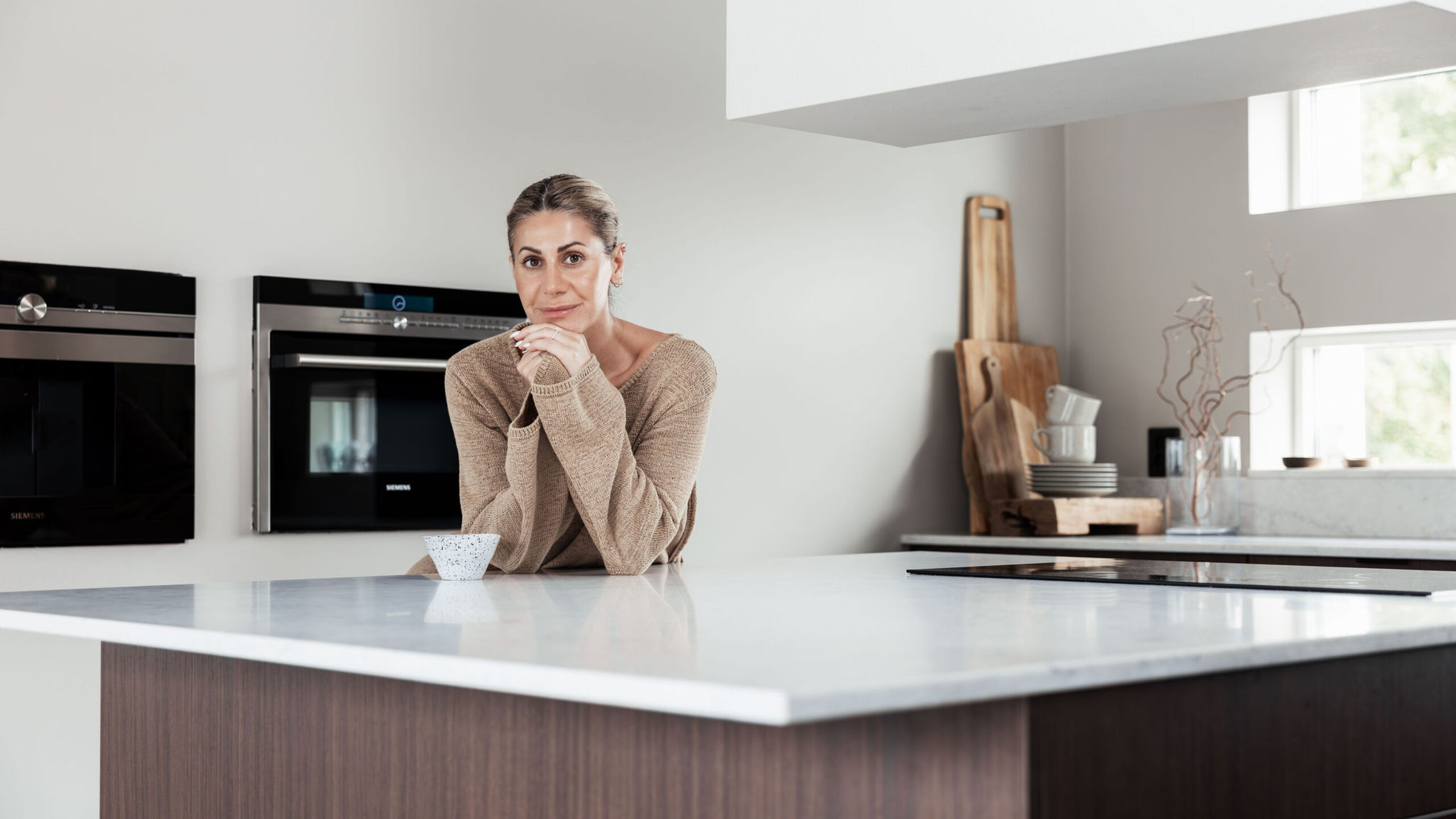 Claudia som står i sitt nya kök från Ytopi.