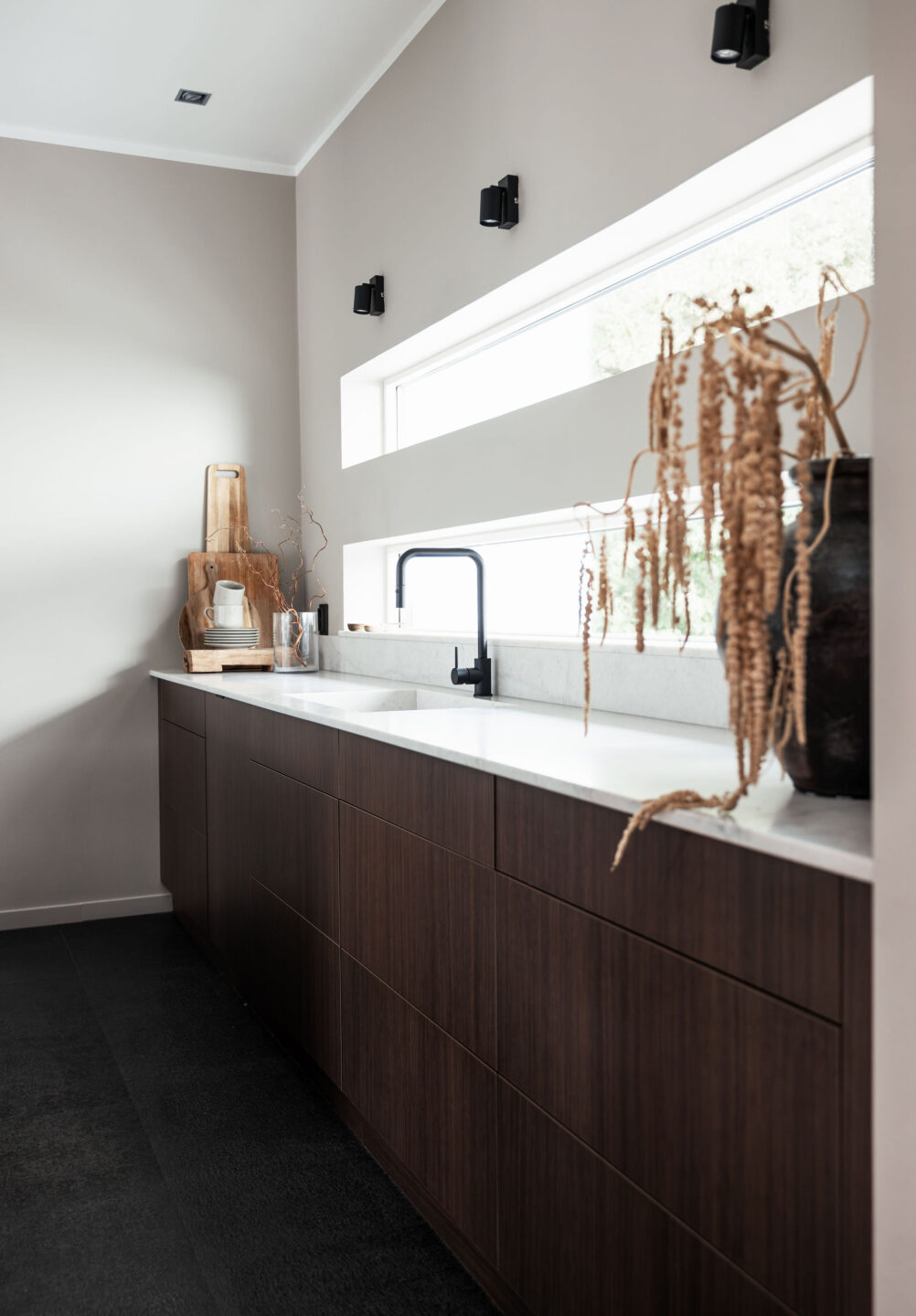 Bild på köket med bänk och diskho