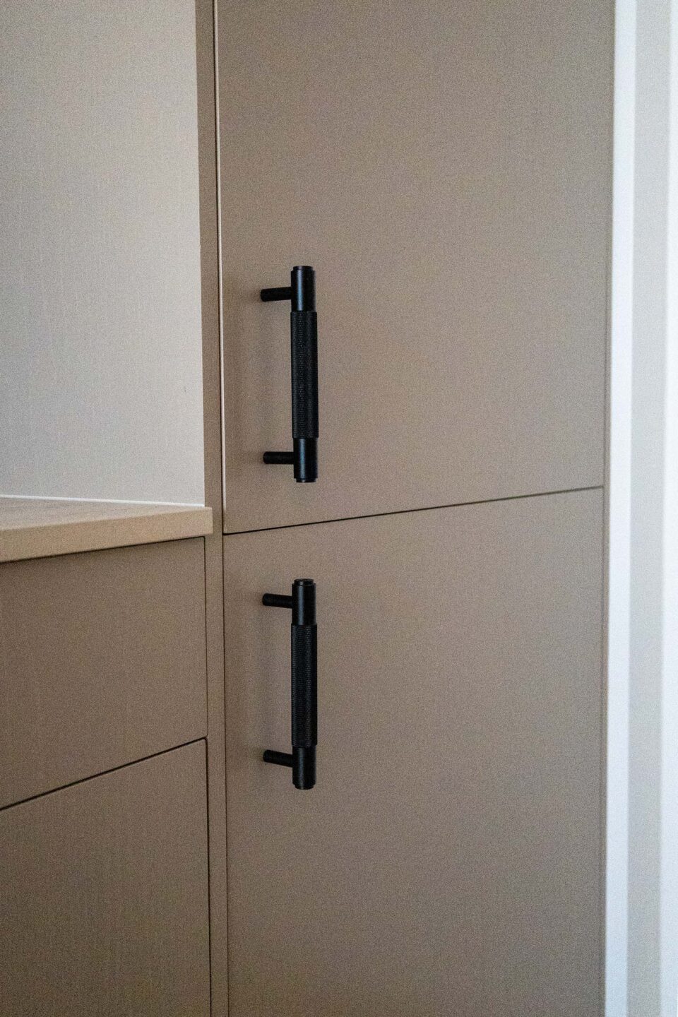 Köksrenovering hemma i Norra Djurgårdsstaden Luckor och handtag